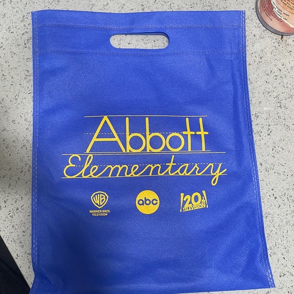 Abbott Elementary 20-page coloring book, 48 crayons and carrying pouch - Picture 3 of 7